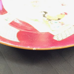 Une paire d'assiettes en porcelaine de Chine famille rose à décor de coqs sur fond rouge rubis, Yongzheng — photo 13
