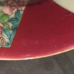 Une paire d'assiettes en porcelaine de Chine famille rose à décor de coqs sur fond rouge rubis, Yongzheng — photo 5