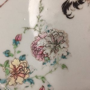 Une paire d'assiettes en porcelaine de Chine famille rose à décor de coqs sur fond rouge rubis, Yongzheng — photo 7