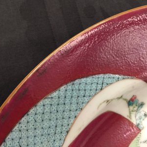 Une paire d'assiettes en porcelaine de Chine famille rose à décor de coqs sur fond rouge rubis, Yongzheng — photo 8