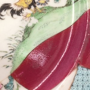 Une paire d'assiettes en porcelaine de Chine famille rose à décor de coqs sur fond rouge rubis, Yongzheng — photo 9