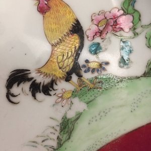 Une paire d'assiettes en porcelaine de Chine famille rose à décor de coqs sur fond rouge rubis, Yongzheng — photo 10