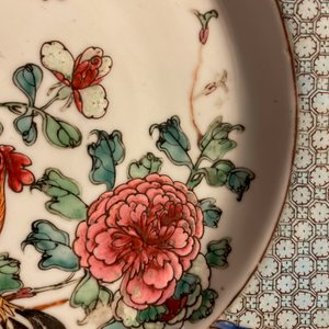 Une paire d'assiettes en porcelaine de Chine famille rose à décor de coqs, Yongzheng — photo 7