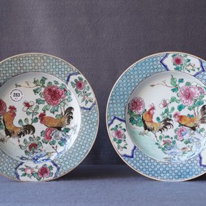 Une paire d'assiettes en porcelaine de Chine famille rose à décor de coqs, Yongzheng — photo 8