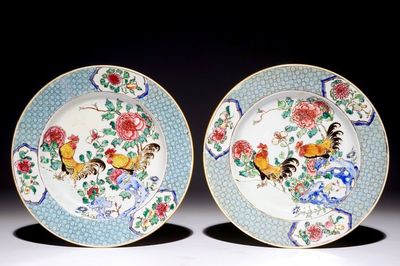 Une paire d'assiettes en porcelaine de Chine famille rose à décor de coqs, Yongzheng