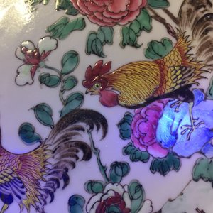 Une paire d'assiettes en porcelaine de Chine famille rose à décor de coqs, Yongzheng — photo 5