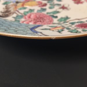 Une paire d'assiettes en porcelaine de Chine famille rose à décor de coqs, Yongzheng — photo 6