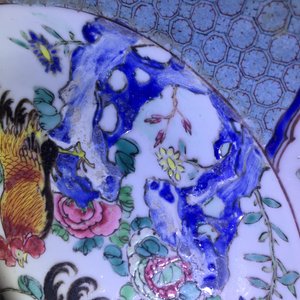 Une paire d'assiettes en porcelaine de Chine famille rose à décor de coqs, Yongzheng — photo 9