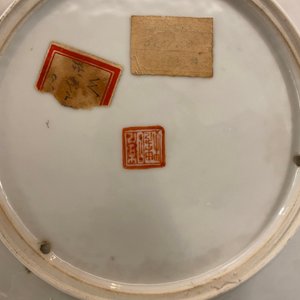 Une paire d'assiettes en porcelaine de Chine famille rose à décor de femmes dans un jardin, République — photo 16