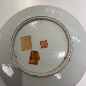 Une paire d'assiettes en porcelaine de Chine famille rose à décor de femmes dans un jardin, République — photo 4