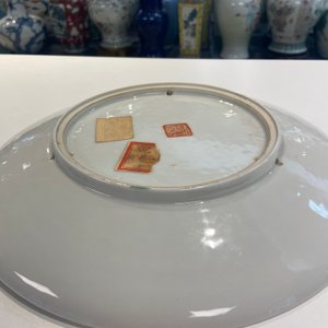 Une paire d'assiettes en porcelaine de Chine famille rose à décor de femmes dans un jardin, République — photo 5