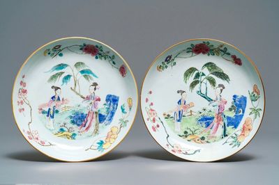 Une paire d'assiettes en porcelaine de Chine famille rose à décor de femmes dans un jardin, Yongzheng/Qianlong