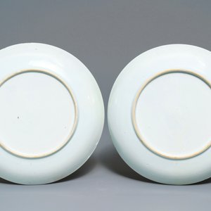 Une paire d'assiettes en porcelaine de Chine famille rose à décor de femmes dans un jardin, Yongzheng/Qianlong — photo 2