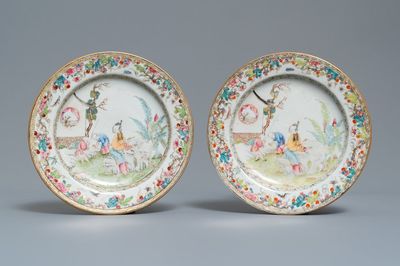 Une paire d'assiettes en porcelaine de Chine famille rose à décor de figures dans un jardin, Yongzheng