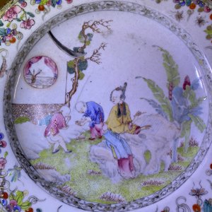 Une paire d'assiettes en porcelaine de Chine famille rose à décor de figures dans un jardin, Yongzheng — photo 4