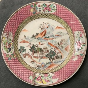Une paire d'assiettes en porcelaine de Chine famille rose à décor de paysages, Yongzheng — photo 3