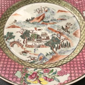 Une paire d'assiettes en porcelaine de Chine famille rose à décor de paysages, Yongzheng — photo 4
