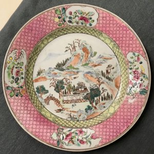 Une paire d'assiettes en porcelaine de Chine famille rose à décor de paysages, Yongzheng — photo 5