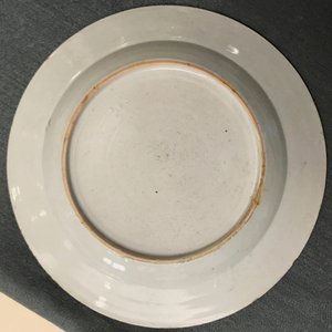Une paire d'assiettes en porcelaine de Chine famille rose à décor de paysages, Yongzheng — photo 8