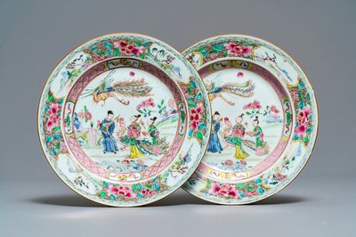 Une paire d'assiettes en porcelaine de Chine famille rose à décor de phénix, Qianlong