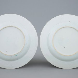 Une paire d'assiettes en porcelaine de Chine famille rose à décor de phénix, Yongzheng/Qianlong, 18ème — photo 2