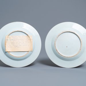 Une paire d'assiettes en porcelaine de Chine famille rose à décor des 'Hehe Er Xian', Qianlong — photo 3