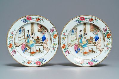 Une paire d'assiettes en porcelaine de Chine famille rose à décor d'une femme allaitante, Yongzheng