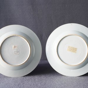 Une paire d'assiettes en porcelaine de Chine famille rose à décor d'une femme allaitante, Yongzheng — photo 6