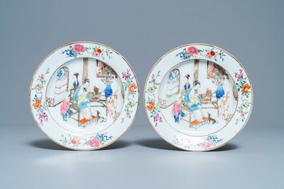 Une paire d'assiettes en porcelaine de Chine famille rose à décor d'une femme allaitante, Yongzheng