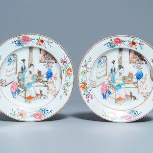 Une paire d'assiettes en porcelaine de Chine famille rose à décor d'une femme allaitante, Yongzheng — photo 1