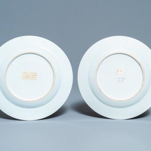 Une paire d'assiettes en porcelaine de Chine famille rose à décor d'une femme allaitante, Yongzheng — photo 2