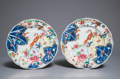 Une paire d'assiettes en porcelaine de Chine famille rose à décor 'feuilles de tabac', Qianlong