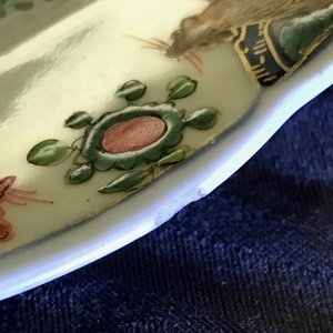Une paire d'assiettes en porcelaine de Chine famille rose à décor 'feuilles de tabac', Qianlong — photo 3