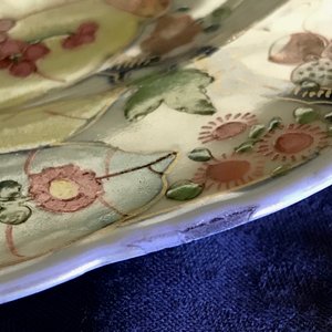Une paire d'assiettes en porcelaine de Chine famille rose à décor 'feuilles de tabac', Qianlong — photo 4