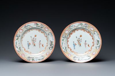 Une paire d'assiettes en porcelaine de Chine famille rose à décor mandarin, Qianlong
