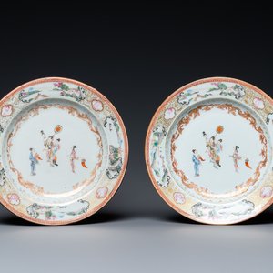 Une paire d'assiettes en porcelaine de Chine famille rose à décor mandarin, Qianlong — photo 1