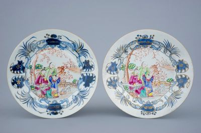 Une paire d'assiettes en porcelaine de Chine famille rose à décor mandarin, Qianlong, 18ème