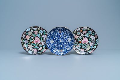 Une paire d'assiettes en porcelaine de Chine famille rose à décor millefleurs et une à fond bleu, 19/20ème