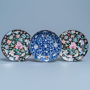 Une paire d'assiettes en porcelaine de Chine famille rose à décor millefleurs et une à fond bleu, 19/20ème — photo 1
