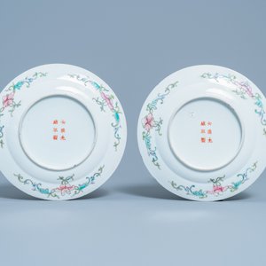 Une paire d'assiettes en porcelaine de Chine famille rose à décor millefleurs et une à fond bleu, 19/20ème — photo 3