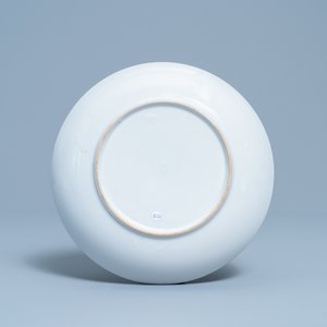 Une paire d'assiettes en porcelaine de Chine famille rose à décor millefleurs et une à fond bleu, 19/20ème — photo 5