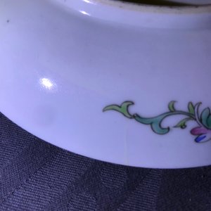 Une paire d'assiettes en porcelaine de Chine famille rose à décor millefleurs, marque et époque de Jiaqing — photo 6