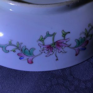 Une paire d'assiettes en porcelaine de Chine famille rose à décor millefleurs, marque et époque de Jiaqing — photo 7