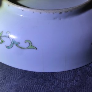 Une paire d'assiettes en porcelaine de Chine famille rose à décor millefleurs, marque et époque de Jiaqing — photo 8