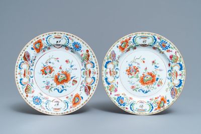 Une paire d'assiettes en porcelaine de Chine famille rose à décor 'Pompadour', Qianlong