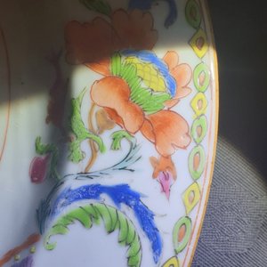 Une paire d'assiettes en porcelaine de Chine famille rose à décor 'Pompadour', Qianlong — photo 7