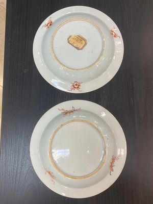 Une paire d'assiettes en porcelaine de Chine famille rose à décor 'Xi Xiang Ji' et une paire d'assiettes à décor floral, Yongzheng — photo 4