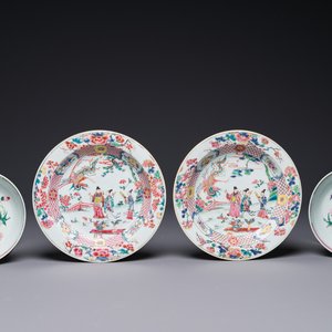 Une paire d'assiettes en porcelaine de Chine famille rose à décor 'Xi Xiang Ji' et une paire d'assiettes à décor floral, Yongzheng — photo 1