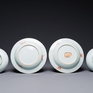 Une paire d'assiettes en porcelaine de Chine famille rose à décor 'Xi Xiang Ji' et une paire d'assiettes à décor floral, Yongzheng — photo 2
