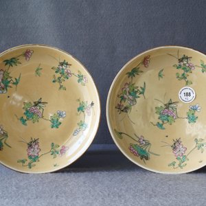 Une paire d'assiettes en porcelaine de Chine famille rose à fond café-au-lait, marque et époque de Daoguang — photo 3
